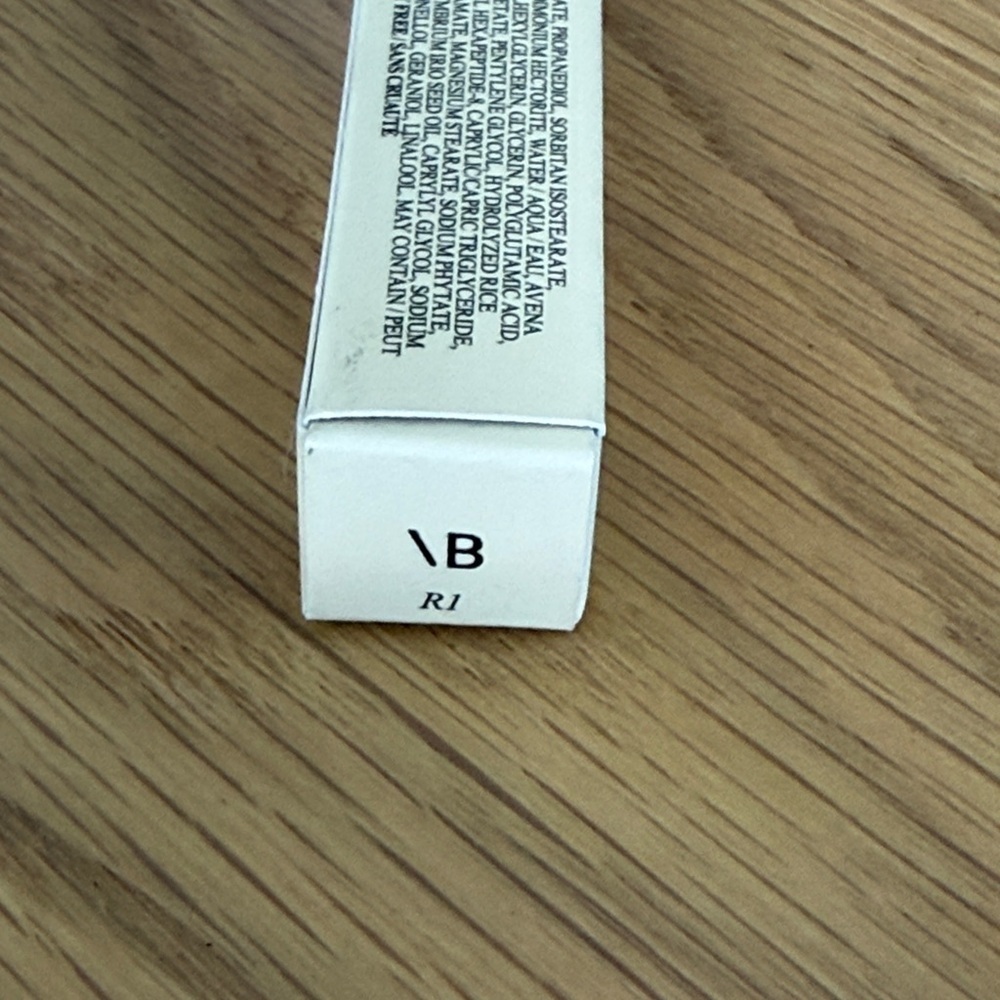 Victoria Beckham Beauty Concealer R1 - Picture 3 of 3